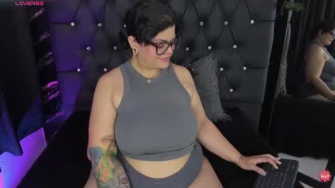 Snapshot of goddess_arethaozz chatting on June 28, 1:06 pm Aretha online show from June 28, 1:06 pm