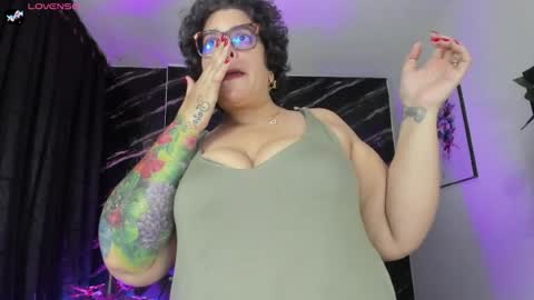 Snapshot of goddess_arethaozz chatting on July 16, 1:06 pm Aretha online show from July 16, 1:06 pm