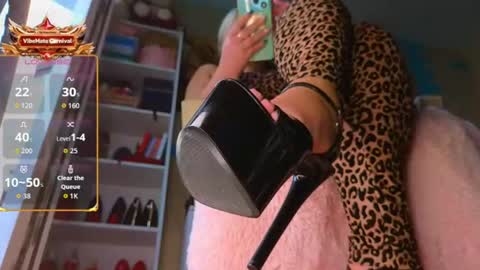 Mrs. Isabella online show from August 6, 3:08 am