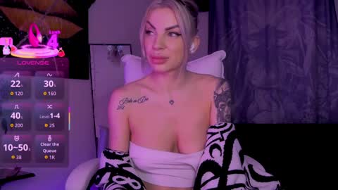 Snapshot of goddessnyxluxuria chatting on May 2, 5:51 pm Goddess Nyx online show from May 2, 5:51 pm