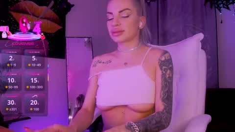 Snapshot of goddessnyxluxuria chatting on May 4, 9:11 pm Goddess Nyx online show from May 4, 9:11 pm