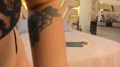 goldentemptation_ online show from April 17, 2:31 pm