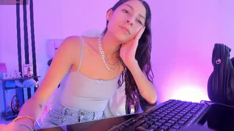 Snapshot of gorgeous_t chatting on June 25, 7:29 pm i am Jessi I love animals and drawing I hope to get along with everyone. XOXO online show from June 25, 7:29 pm