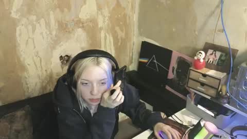 Snapshot of graylovescookies chatting on December 17, 10:11 pm graylovescookies online show from December 17, 10:11 pm