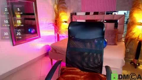    online show from April 15, 8:09 pm