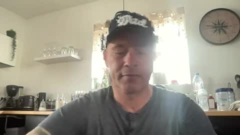 Snapshot of guil0 chatting on July 5, 6:48 pm guil0 online show from July 5, 6:48 pm