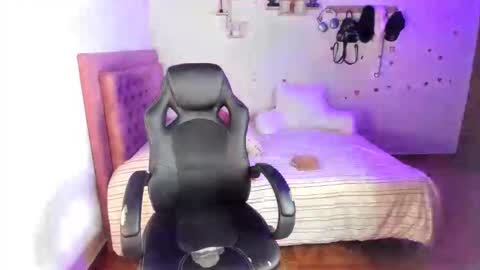 Hello Im Julieta Im 25 years old welcome to my room have fun and be happy. online show from June 1, 1:18 am