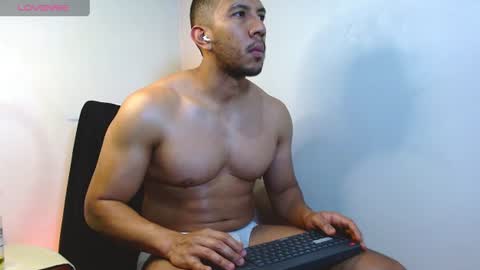 Snapshot of gurushake chatting on July 4, 11:22 pm holl latino online show from July 4, 11:22 pm