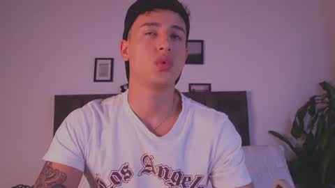 Snapshot of guy_twinks chatting on June 21, 6:27 am Gabriel online show from June 21, 6:27 am