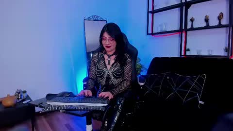 halley_ravenn online show from July 9, 9:08 pm