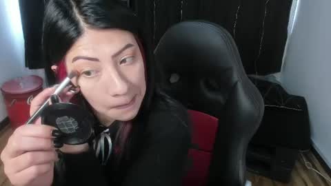 halley_ravenn online show from July 18, 3:38 pm