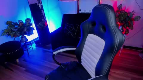 halley_ravenn online show from July 22, 10:01 pm