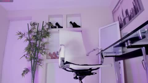 HANNAH HOWELL online show from February 12, 9:37 am