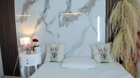 Snapshot of hannahill69 chatting on December 17, 4:40 am Hannahill69 online show from December 17, 4:40 am