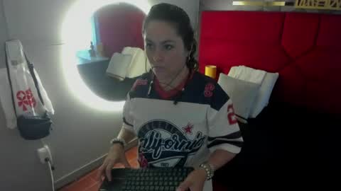 Snapshot of hanny_bliss chatting on June 11, 11:41 am Hanny online show from June 11, 11:41 am
