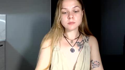 happy_fox_ online show from June 8, 9:15 pm