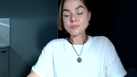 happy_fox_ online show from June 10, 9:25 pm
