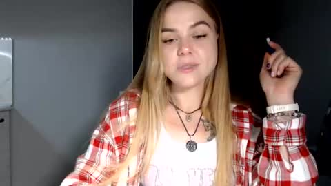 happy_fox_ online show from July 8, 9:19 pm