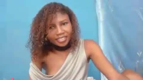 Snapshot of hasleyinah chatting on June 16, 6:05 am hasleyinah online show from June 16, 6:05 am