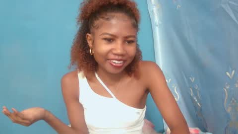 Snapshot of hasleyinah chatting on June 20, 7:33 am hasleyinah online show from June 20, 7:33 am