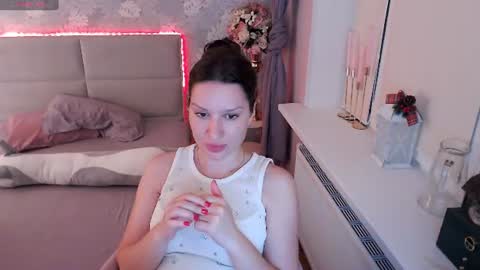 Snapshot of heaven_chloe chatting on July 1, 8:19 pm Heaven girl online show from July 1, 8:19 pm