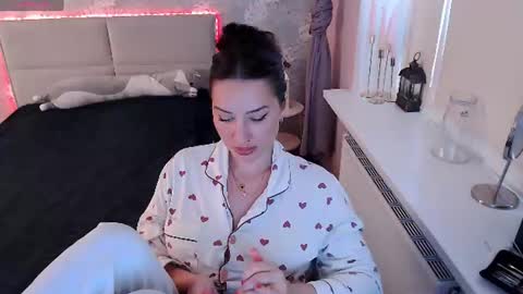 Snapshot of heaven_chloe chatting on July 24, 3:21 pm Heaven girl online show from July 24, 3:21 pm
