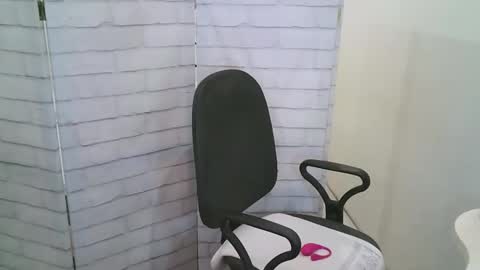 Snapshot of helen_xi chatting on February 25, 5:06 am Helen online show from February 25, 5:06 am