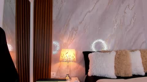 Helena Santos  online show from January 15, 11:15 am