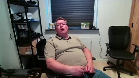 Snapshot of henrikrp1971 chatting on April 28, 6:46 pm henrikrp1971 online show from April 28, 6:46 pm