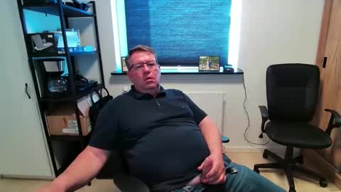 Snapshot of henrikrp1971 chatting on April 30, 1:28 pm henrikrp1971 online show from April 30, 1:28 pm