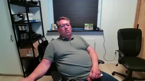 Snapshot of henrikrp1971 chatting on May 3, 6:25 pm henrikrp1971 online show from May 3, 6:25 pm