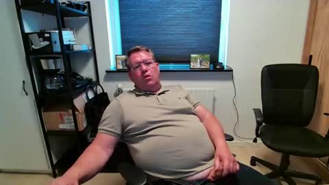 Snapshot of henrikrp1971 chatting on May 6, 4:56 pm henrikrp1971 online show from May 6, 4:56 pm
