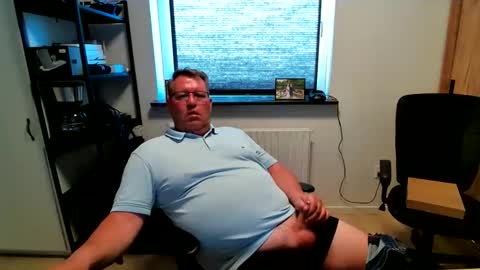 Snapshot of henrikrp1971 chatting on May 25, 4:35 pm henrikrp1971 online show from May 25, 4:35 pm