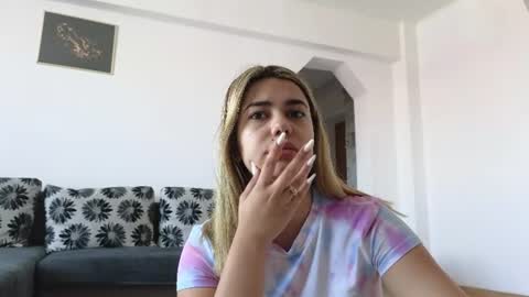 Snapshot of heysianna chatting on June 17, 9:01 am Siana online show from June 17, 9:01 am