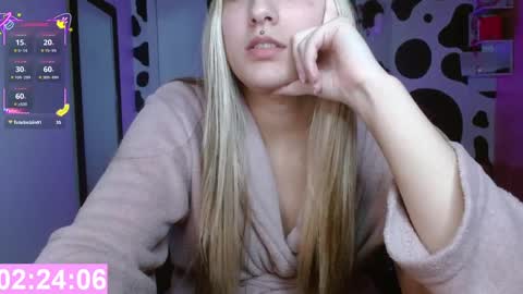 Snapshot of hi_elora chatting on June 3, 12:35 am Elora online show from June 3, 12:35 am