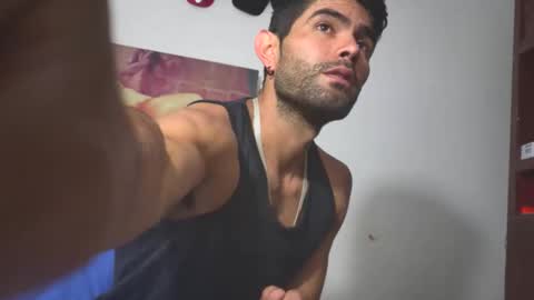 Snapshot of hideonbush051 chatting on March 3, 12:33 pm hideonbush online show from March 3, 12:33 pm