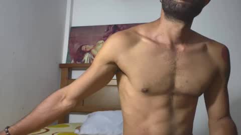 Snapshot of hideonbush051 chatting on April 1, 10:27 am hideonbush online show from April 1, 10:27 am