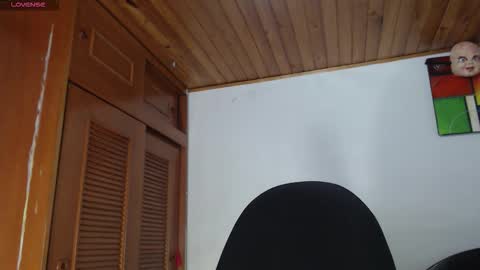 hilaril18 online show from November 25, 12:10 am