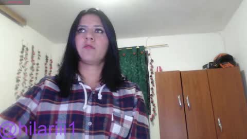 hilaril18 online show from April 15, 7:58 pm