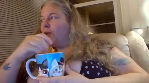 hippysnewhere online show from June 28, 5:24 am