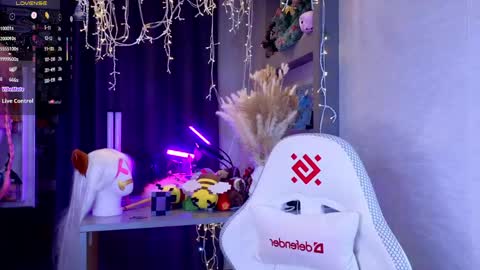 Ella online show from May 13, 7:11 pm