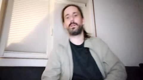 Snapshot of hmuench85 chatting on January 12, 1:42 am H online show from January 12, 1:42 am