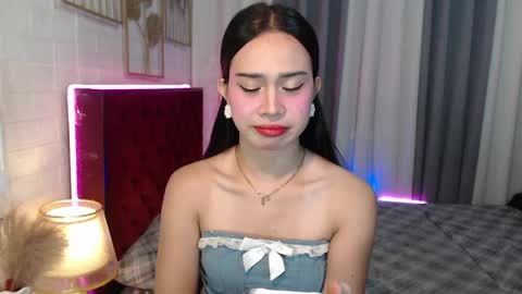 Snapshot of hoelymolly chatting on April 28, 2:27 am hoelymolly online show from April 28, 2:27 am