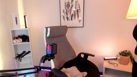 Hollie online show from March 2, 12:34 pm