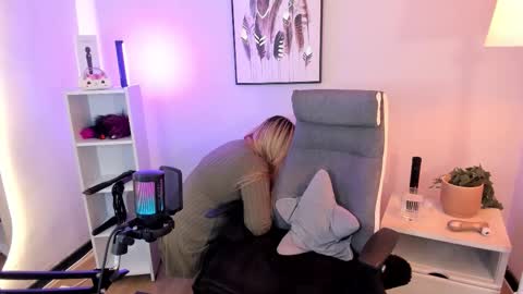 Hollie online show from March 25, 12:00 pm