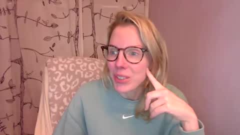holly_bourbon online show from October 31, 12:55 am