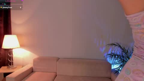 holly    online show from April 6, 8:26 am