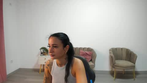 Snapshot of holly_wood18 chatting on July 6, 8:11 am holly_wood18 online show from July 6, 8:11 am