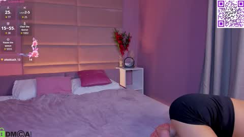 Snapshot of hollyray_ chatting on December 16, 1:32 am Holly online show from December 16, 1:32 am