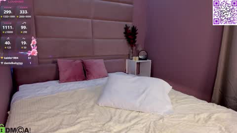 Snapshot of hollyray_ chatting on February 8, 1:42 am Holly online show from February 8, 1:42 am